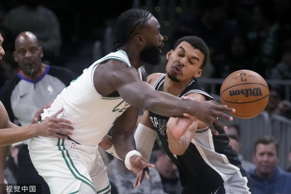 员在场上努 员在场上努